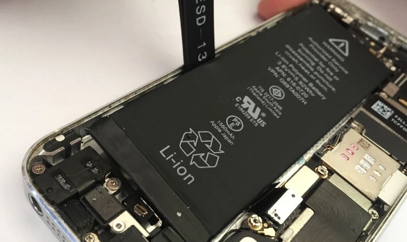 khắc phục điện thoại không nhận sạc bằng cách thay pin iphone 