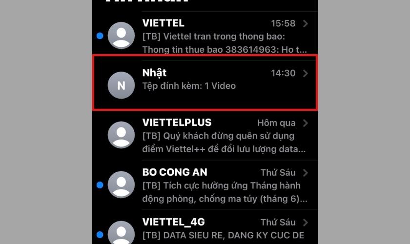 lựa chọn một đoạn chat bất kỳ để gửi ảnh động memoji trên iphone