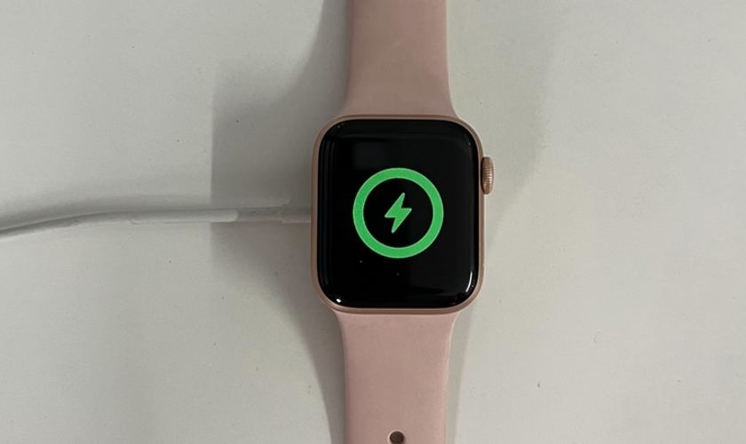 cách bật nguồn apple watch khi hết pin