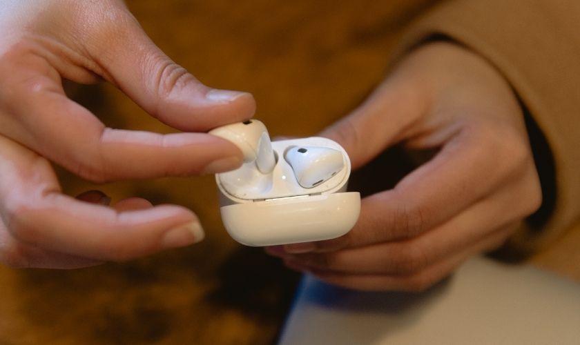 Đặt AirPods vào lại hộp sạc