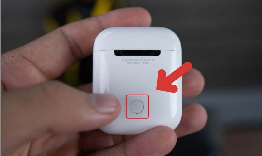 Bạn nhấn giữ nút cài đặt ở phía sau hộp AirPods