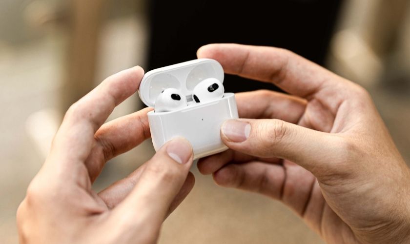 Đặt AirPods về lại hộp sạc 