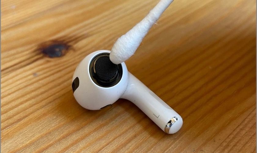 Vệ sinh tai nghe AirPods khi chỉ nghe được 1 bên