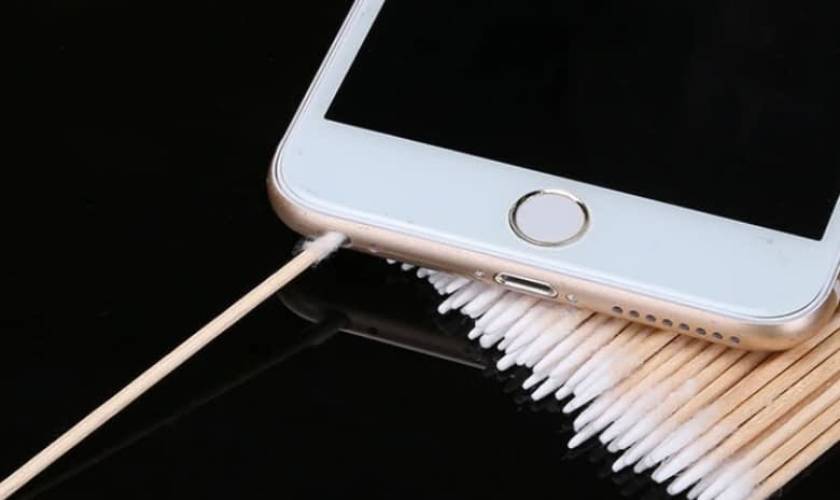 nên thực hiện cách kiểm tra mic iphone thường xuyên và lau chùi mic bằng tăm bông