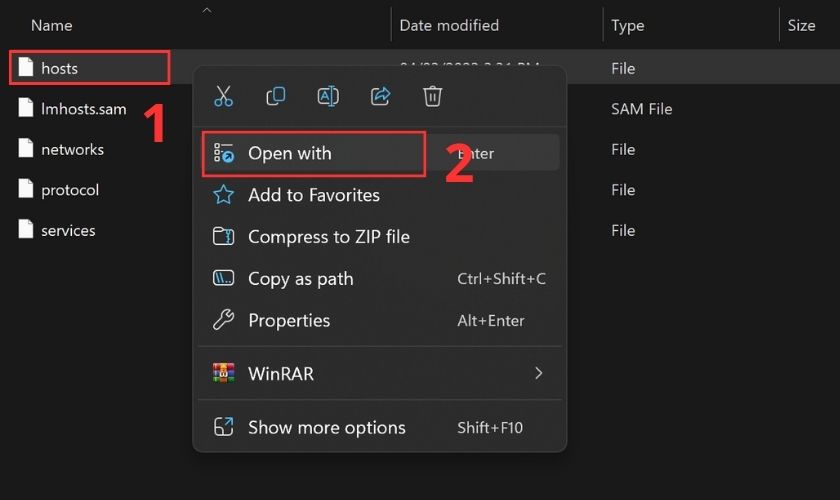 Bạn bấm chọn vào file hosts rồi nhấn chuột phải và chọn Open with