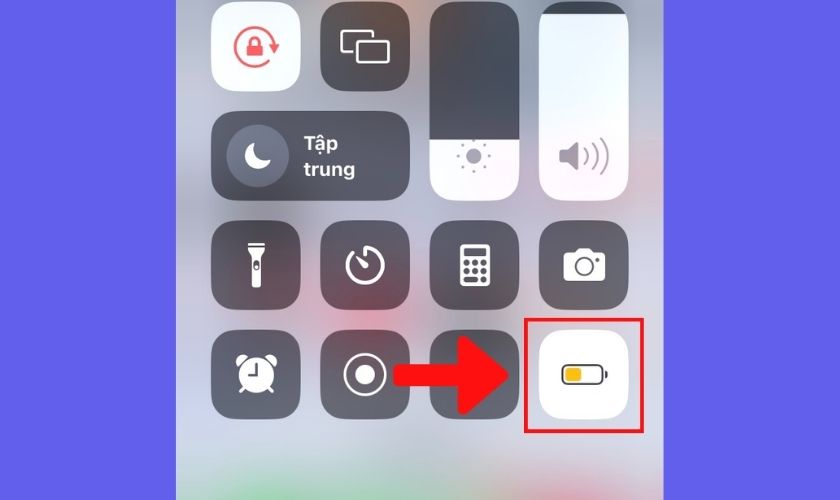 Nhấn vào biểu tượng pin iPhone màu vàng là xong