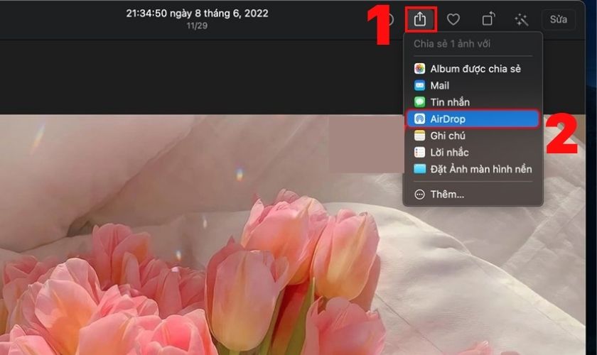 Nhấn vào biểu tượng chia sẻ ở góc phải trên cùng màn hình Macbook