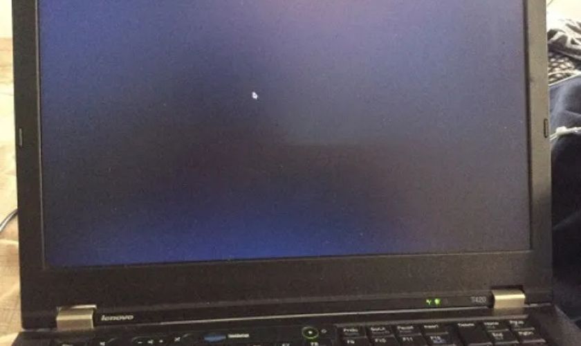 Lỗi màn hình laptop bị đen chỉ thấy chuột là gì?
