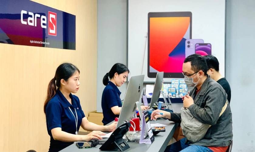Quy trình thay màn hình iPhone 15 Plus tại CareS