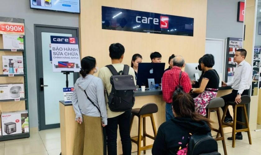 Đưa máy đến trung tâm bảo hành Apple CareS khi iPhone gặp sự cố về pin sạc