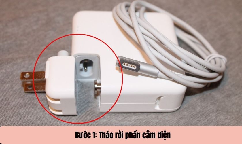 Tháo đầu cắm điện của củ sạc