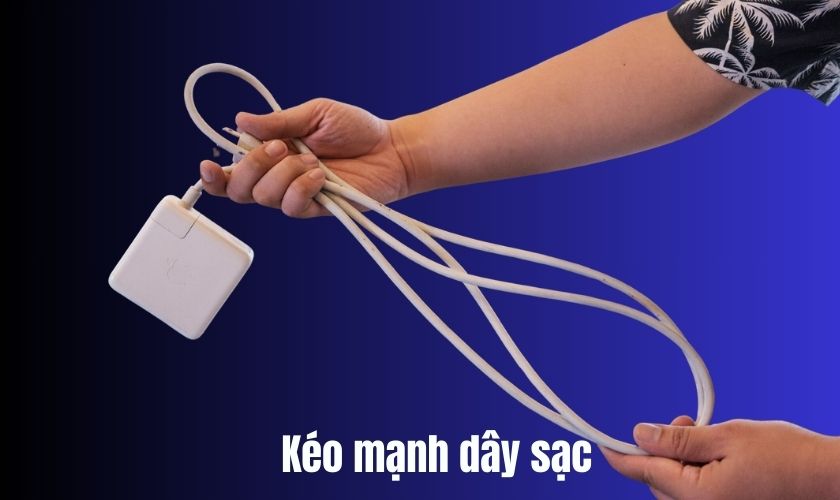 Dây sạc có thể bị đứt khi chịu tác động của ngoại lực