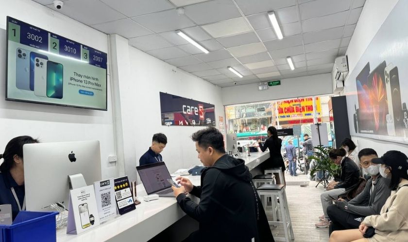 Chính sách bảo hành uy tín tại CareS khi thay Kính lưng iPhone 15 Pro chính hãng