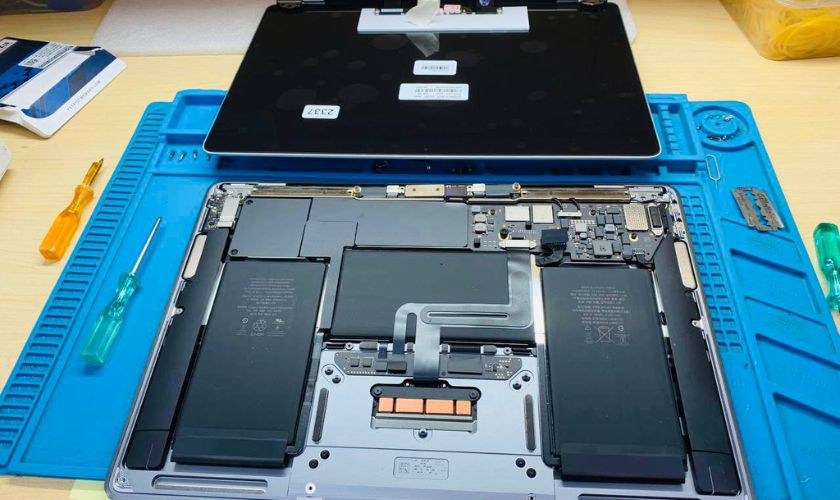 Thay màn hình chính hãng khắc phục triệt để lỗi màn hình MacBook