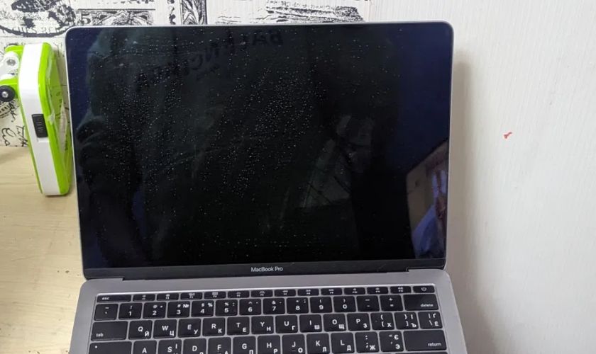 Thay màn hình MacBook Pro 2020 13 inch 4 TBT3 chính hãng bao nhiêu tiền