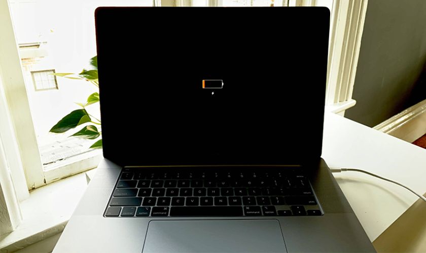 Thay pin MacBook Pro 2017 13 inch 2 TBT3 chính hãng lưu ý gì