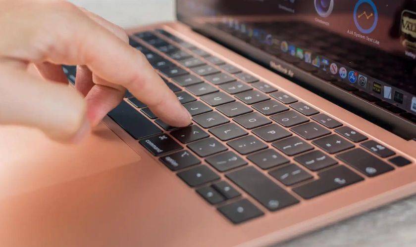 Thay pin MacBook Pro 2018 15 inch chính hãng bị hỏng