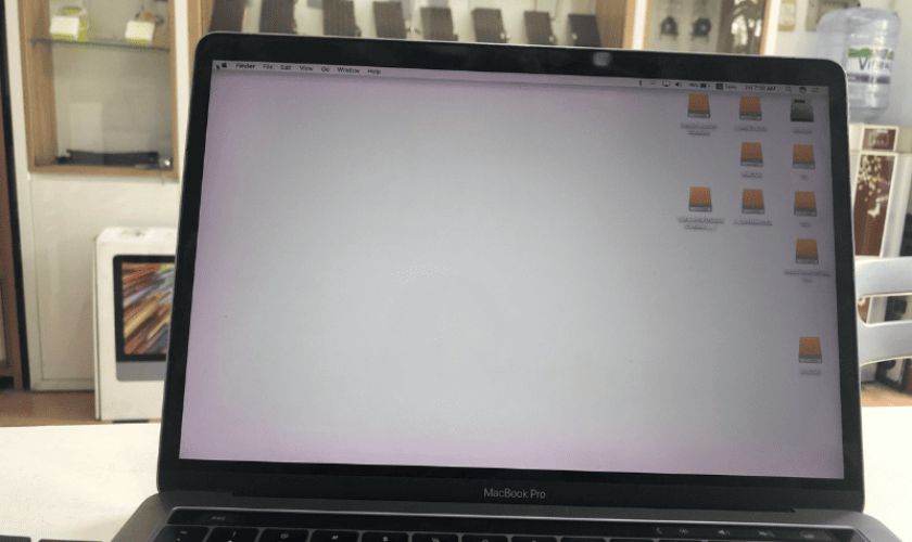 Màn hình MacBook bị ám hồng là gì