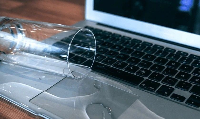 Màn hình MacBook bị loang nước là gì