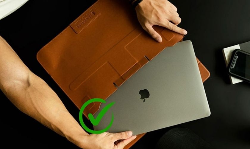 Sử dụng túi hoặc bao da bảo vệ MacBook khi di chuyển hoặc khi không sử dụng