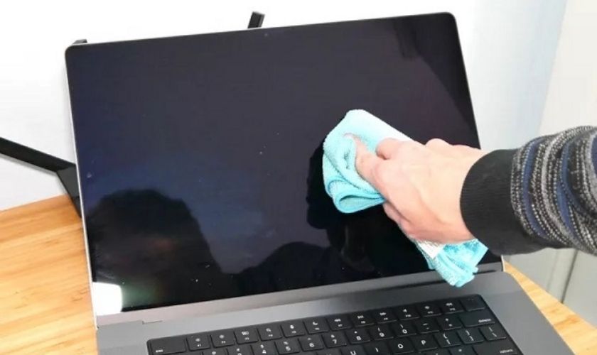 Cách sử dụng và bảo vệ màn hình MacBook không bị ám vàng