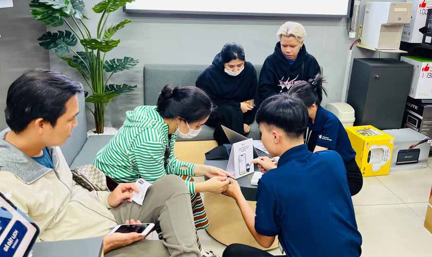 Quy trình tiếp nhận và thay màn hình iPhone 16 Plus tại CareS