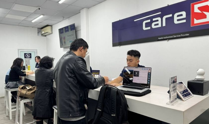 Dịch vụ thay Trackpad MacBook Pro 2020 13 inch 2 TBT3 chính hãng tại CareS