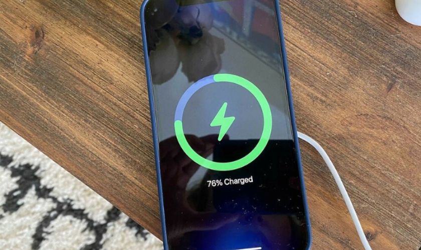 Cắm sạc để loại trừ pin cạn