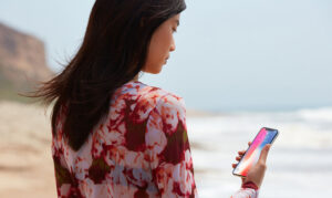 Màn hình iPhone bị sọc xanh: Nguyên nhân & cách khắc phục