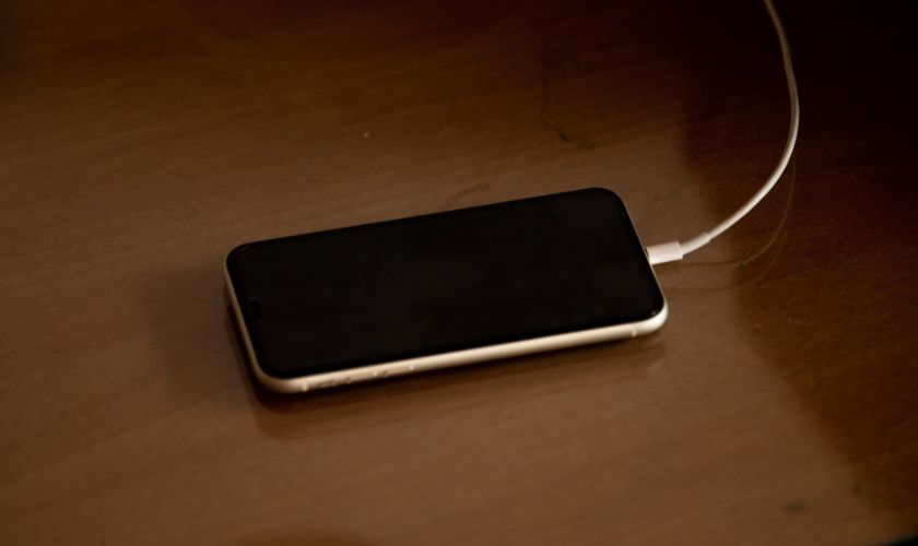 Ưu điểm khi sạc iPhone bằng sạc MacBook