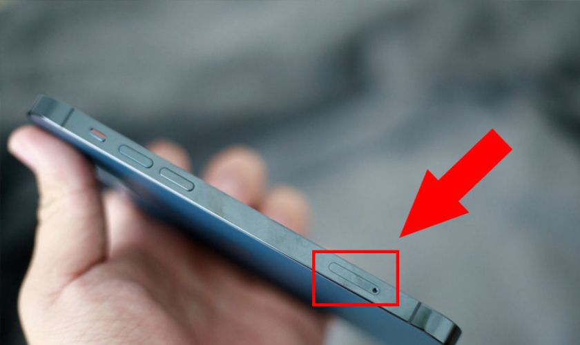 Cách xử lý iPhone bị rơi xuống nước đúng cách