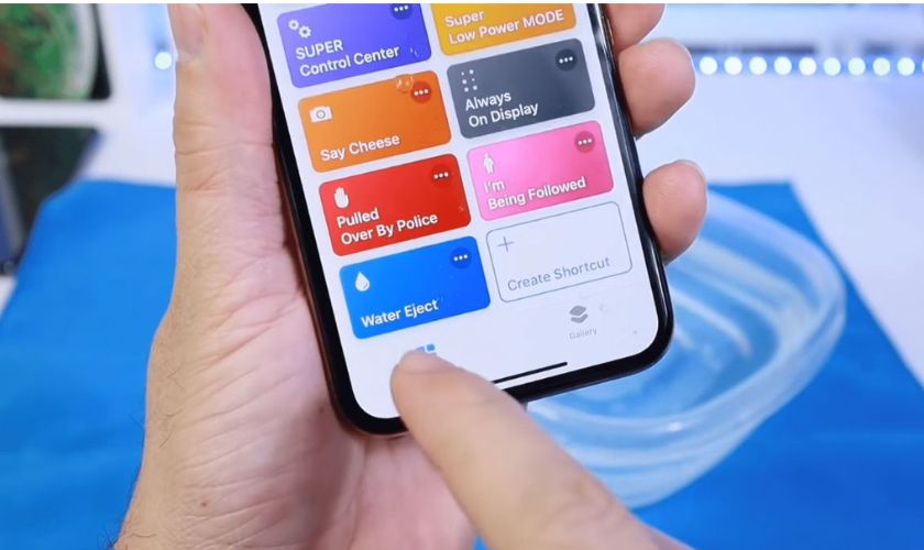 Dùng App Shortcut đẩy nước ra ngoài