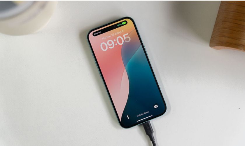 Có nên sạc pin iPhone 16 qua đêm không