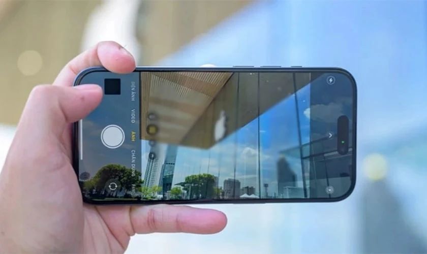 Dấu hiệu nhận biết camera iPhone 15 Pro Max bị mờ