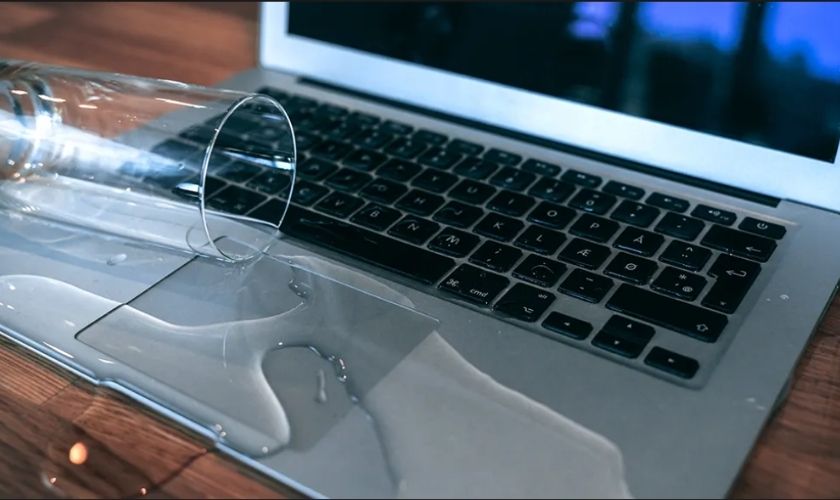 MacBook bị vào nước hoặc ẩm mốc
