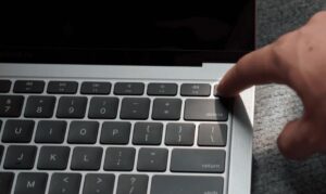 Mở MacBook khi hư nút nguồn đơn giản, hiệu quả
