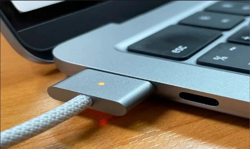 MacBook chỉ bật khi cắm sạc