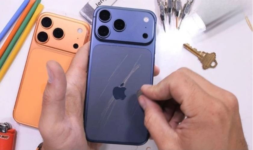 Va đập hoặc ma sát với vật cứng khi sử dụng