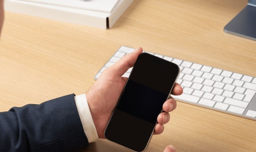 iPhone 11 không lên màn hình nhưng vẫn có tiếng là lỗi gì