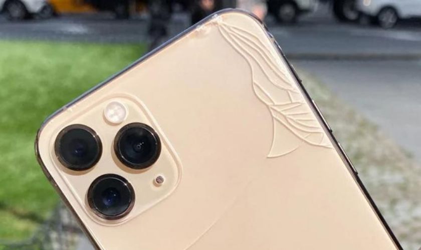 iPhone 12 Pro Max bị bể mặt sau