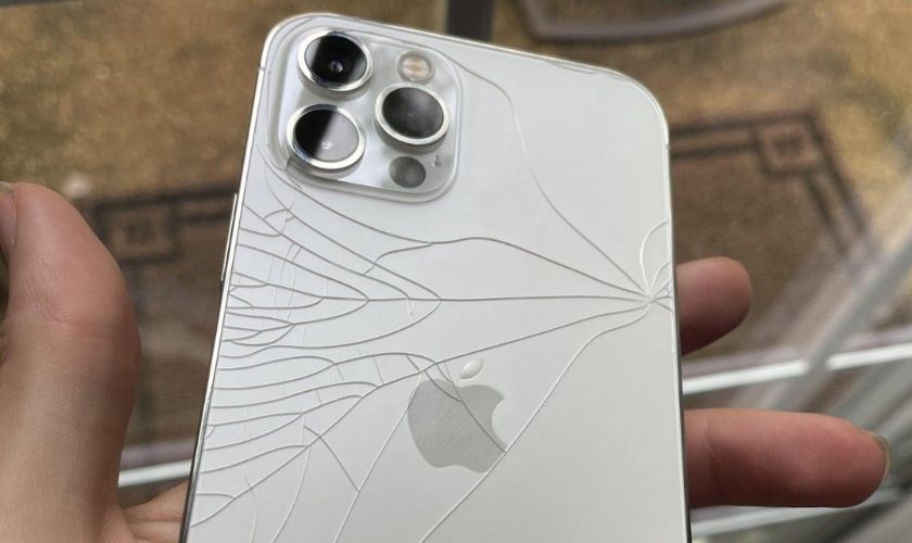 iPhone 12 Pro Max bị bể mặt sau có sao không