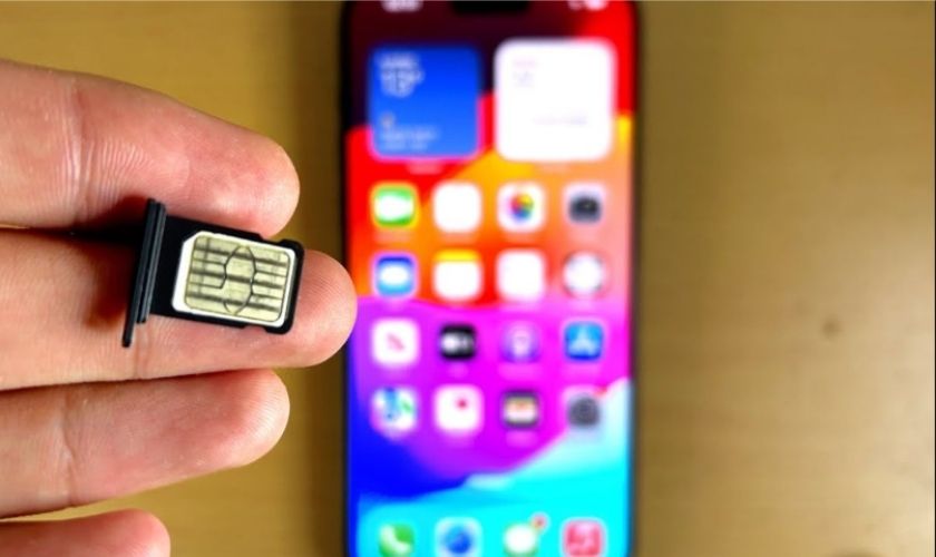 iPhone 15 Pro Max hỗ trợ eSIM và SIM vật lý như thế nào