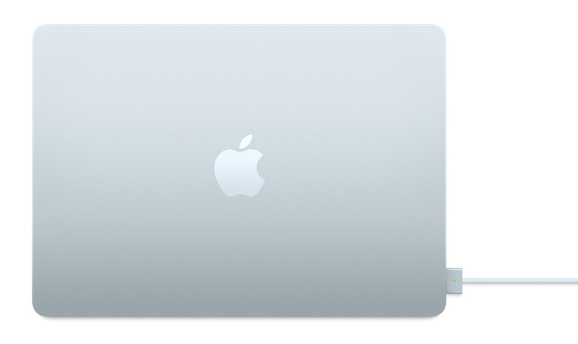 Có nên vừa sạc vừa sử dụng MacBook không