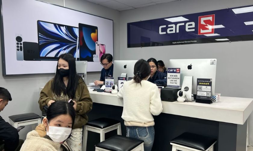 Mang máy đến trung tâm sửa chữa uy tín thay pin