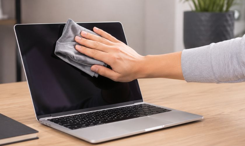Cách vệ sinh màn hình laptop bị mốc ở bề mặt