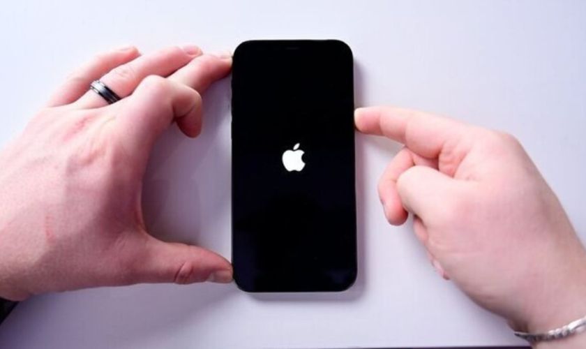 Khởi động lại iPhone 14 Pro Max