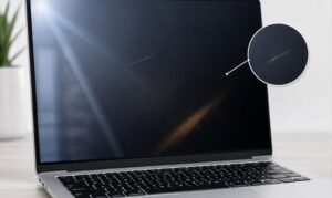 Màn hình laptop bị trầy: Cách kiểm tra và xử lý an toàn