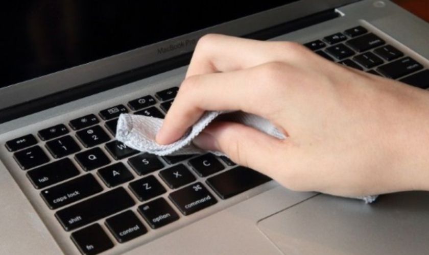 Bụi hoặc vật cứng kẹt giữa bàn phím và màn hình macbook