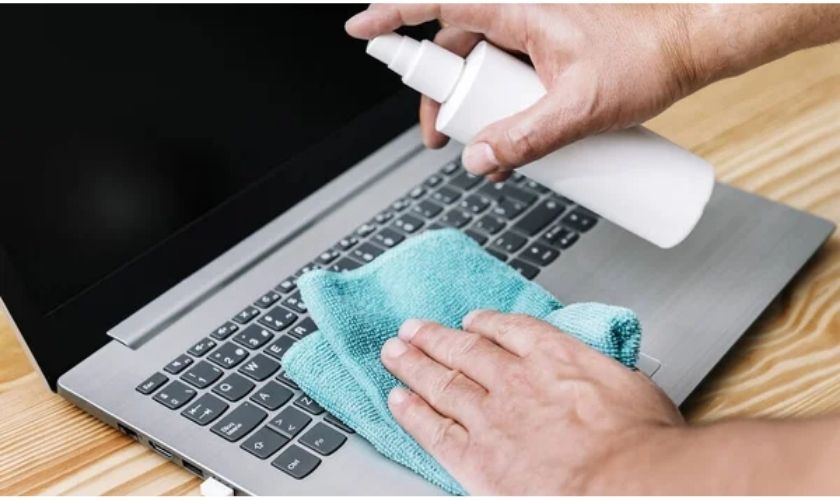 Dùng khăn hoặc dụng cụ vệ sinh không phù hợp