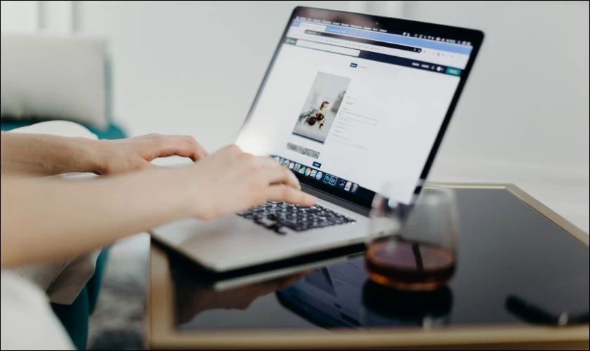 Không nên làm gì khi màn hình MacBook bị xước